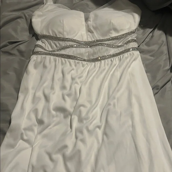 Elegant White Dress with Silver Accents - Picture 2 of 3